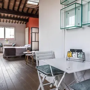 amazing-flat-on-the-roofs-in-the-heart-of-padua.hotelinveneto.com/